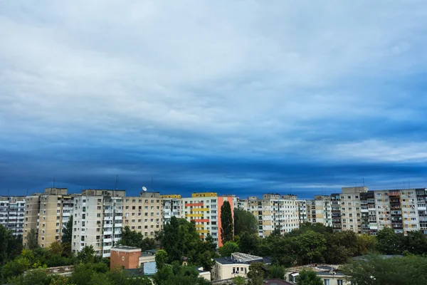 Gewitterwolken über Wohnblock — Stockfoto