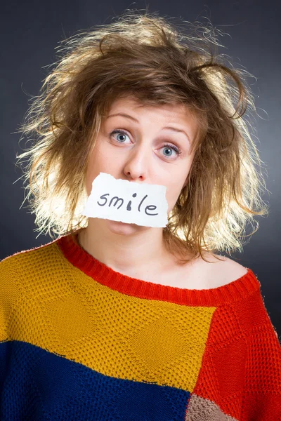 Menina com um cartão SMILE — Fotografia de Stock