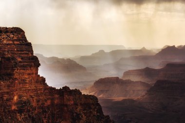 Büyük Kanyon üzerinden sis