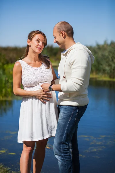 Hombre y mujer embarazada —  Fotos de Stock