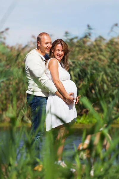 Marido y mujer embarazada —  Fotos de Stock
