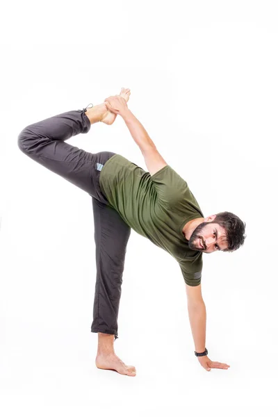 Mann praktiziert Yoga — Stockfoto