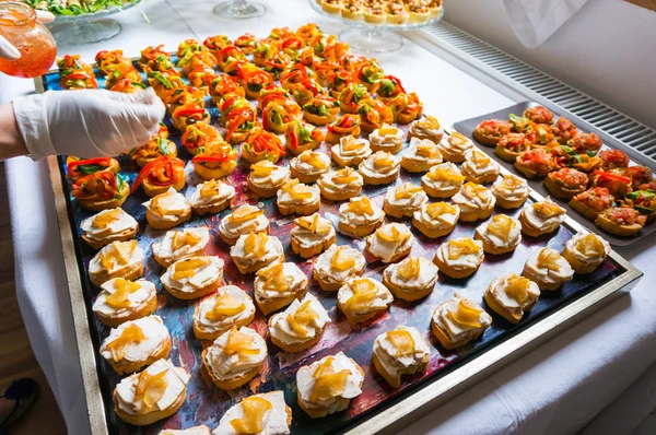 Arranging catering food specialties — Stock Photo, Image