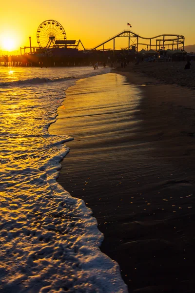 Pôr do sol sobre o cais de Santa Monica — Fotografia de Stock