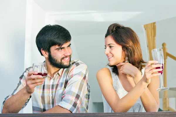 Pareja bebiendo vino — Foto de Stock