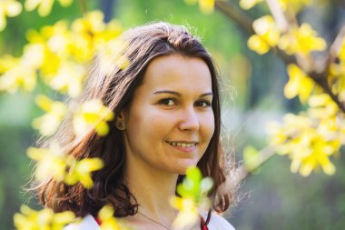 Gülümseyen genç kadın