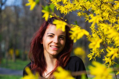 Genç kadın arasında sarı çiçek