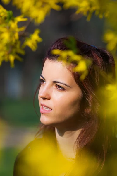 Mladá dívka v jarní zahradě — Stock fotografie