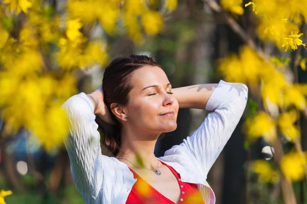 Femme profitant du soleil au printemps — Photo