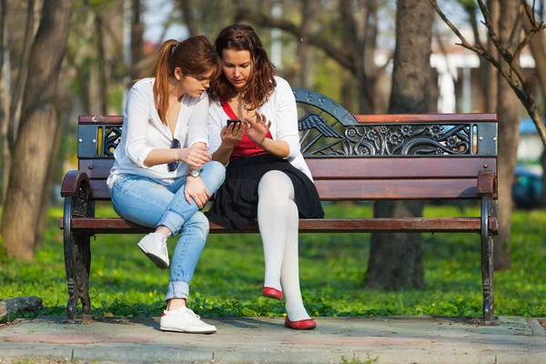 Ženy, které jsou zaměřeny na mobilním telefonu — Stock fotografie