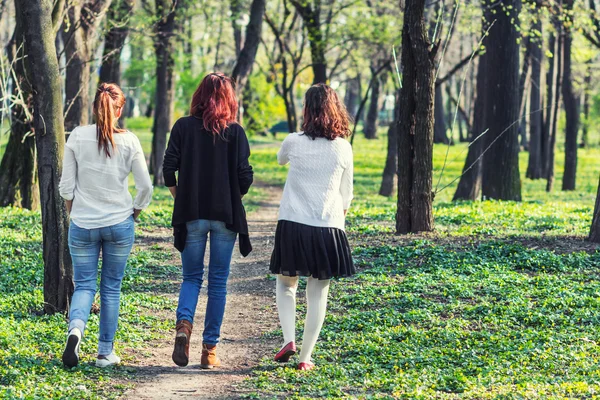 Üç kadın walking away — Stok fotoğraf