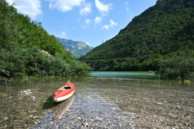 Bosna-Hersek 'teki Neretva nehrinde kayak sporları.