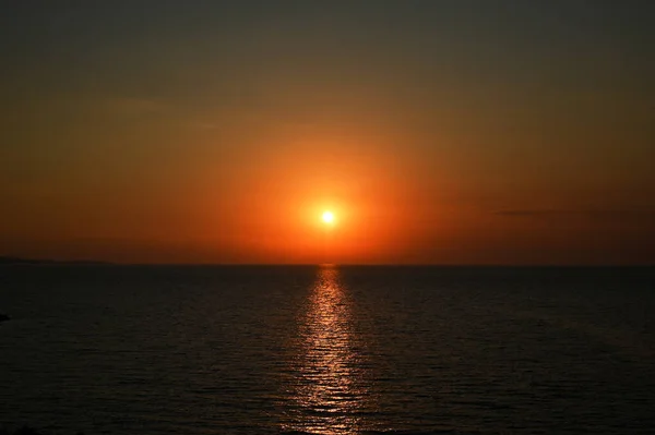 Pôr Sol Vermelho Sobre Mar Rico Nuvens Escuras Raios Luz — Fotografia de Stock