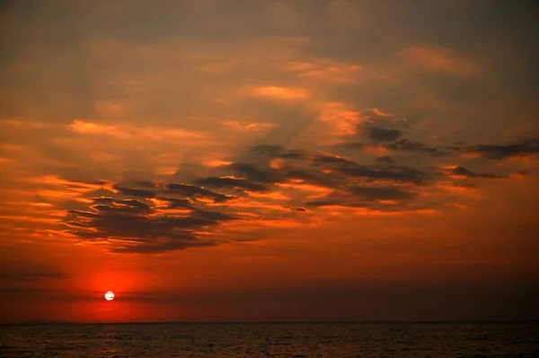Röd Solnedgång Över Havet Rik Mörka Moln Strålar Ljus Fångade — Stockfoto