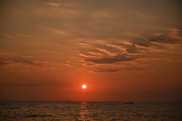 Coucher Soleil Rouge Sur Mer Riche Nuages Sombres Rayons Lumière — Photo