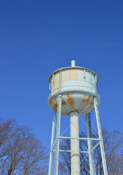 Torre Agua Oxidada Contra Cielo Azul Brillante — Foto de Stock