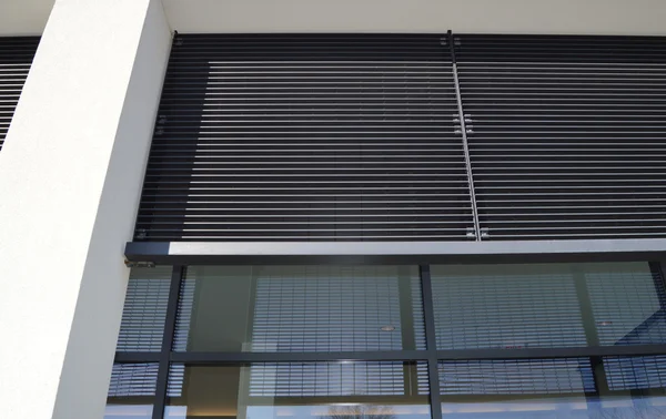 Bir şirket binasının dışı.