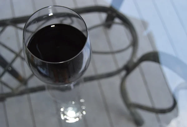 Dunkler Rotwein im Glas — Stockfoto