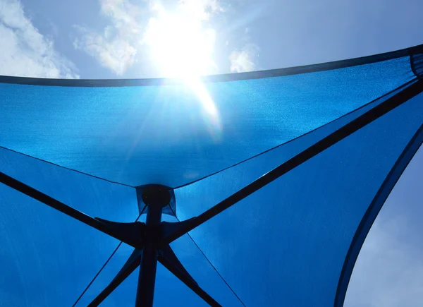 Güneşin altında mavi şemsiye