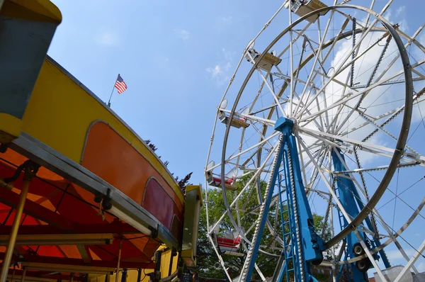 Roda gigante e carrossel no carnaval — Fotografia de Stock