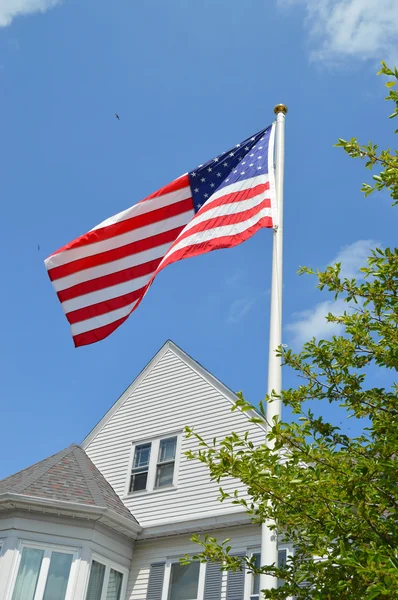 Bandera americana sobre casa suburbana — Foto de Stock