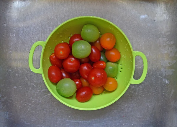 Tomates em Colander na superfície do metal — Fotografia de Stock