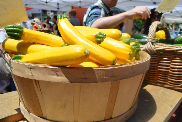 Calabaza amarilla en la cesta — Foto de Stock