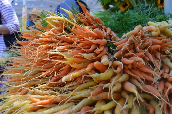 Zanahorias en el Mercado de Agricultores — Foto de Stock