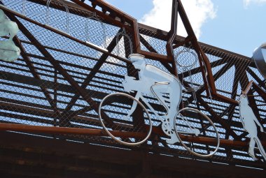 Köprüde metal bisikletçi