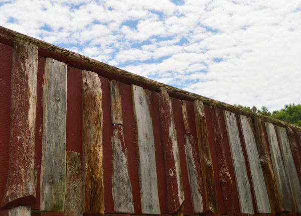 Rustieke houten hek tegen blauwe hemel — Stockfoto