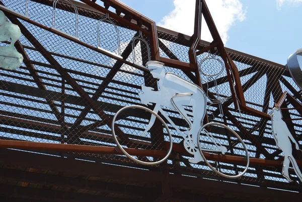 Köprüde metal bisikletçi