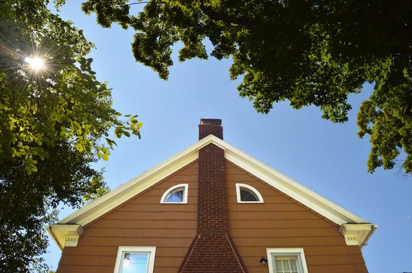 Güneşli gökyüzü karşı ev çatı