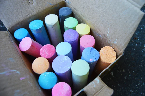 Renkli tebeşir kutusu