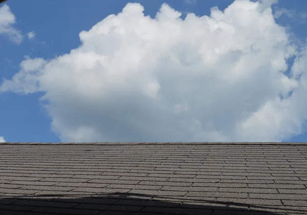 Dach przed niebo — Zdjęcie stockowe