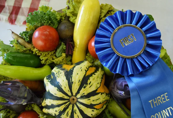 Świeżych warzyw i owoców z taśmy pierwsze miejsce — Zdjęcie stockowe