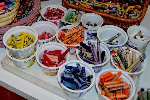 Renk tarafından sıralanmış boya kalemi