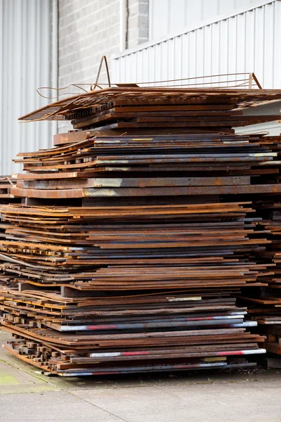 Сырой листовой металл в строительном бизнесе — стоковое фото