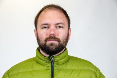 Adam Mid 30s stüdyo portre için poz veriyor.