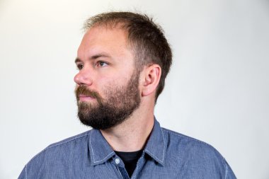 Adam Mid 30s stüdyo portre için poz veriyor.