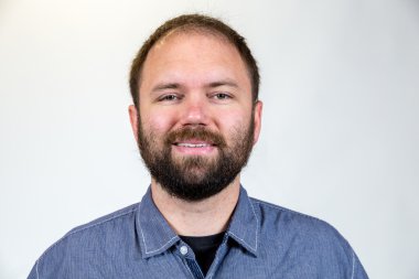 Adam Mid 30s stüdyo portre için poz veriyor.