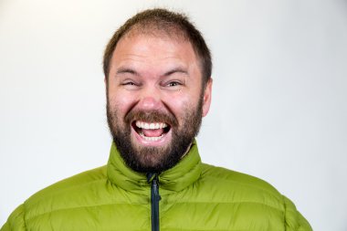 Adam Mid 30s stüdyo portre için poz veriyor.