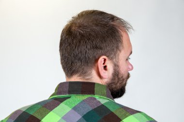 Adam Mid 30s stüdyo portre için poz veriyor.