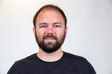 Adam Mid 30s stüdyo portre için poz veriyor.