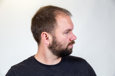 Adam Mid 30s stüdyo portre için poz veriyor.