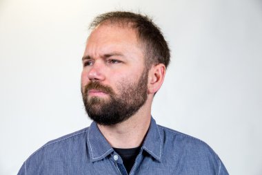 Adam Mid 30s stüdyo portre için poz veriyor.