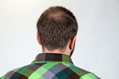 Adam Mid 30s stüdyo portre için poz veriyor.