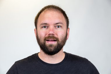 Adam Mid 30s stüdyo portre için poz veriyor.