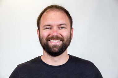 Adam Mid 30s stüdyo portre için poz veriyor.