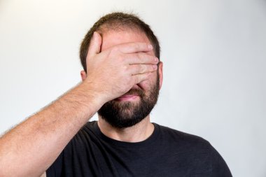 Adam Mid 30s stüdyo portre için poz veriyor.