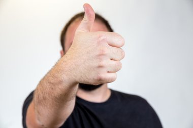 Adam Mid 30s stüdyo portre için poz veriyor.